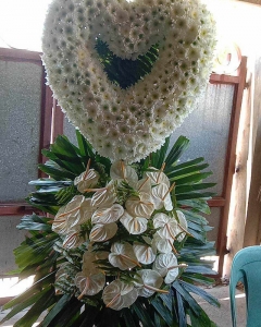 A classic heart Flower stand